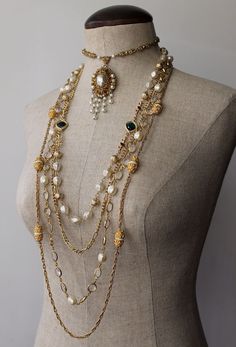 Baroque Jewelry Aesthetic, Baroque Inspired Fashion, Baroque Accessories, Baroque Outfit, Baroque Clothing, Gaudy Jewelry, Baroque Pearls Necklace, Intricate Jewelry, Baroque Jewelry