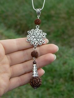 flower necklace India Spirituality, Hippie Jewelry Rings, Hippie Jewelry Diy, Pendent Designs, Rudraksha Pendant, Rudraksha Jewelry, Hindu India, Hindu Jewelry, Rudraksha Bracelet