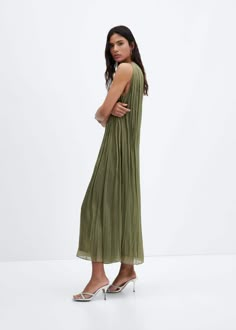 Asymmetrical pleated dress Green Wedding Guest Dresses, Closet Organized, Mango Dress, Wedding Party Outfits, Rehearsal Dinner Dresses, Semi Formal Dresses, Flowy Fabric, Wedding Party Dress, Mom Dress