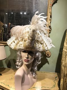 White tricorn hat with plumes, richly decorated. Complete your dress with this wool hat, created in our Atelier in Venice. Our tricorn-hat are made of wool and metal and are suitable for any size. They match perfectly with wigs. However you can wear them also without wig. All our hats are hand made and hand-decorated in our Atelier. This hat has been decorated with feathers, Swarovski crystals, trimming, lace. Size: please, choose the measure of the circumference of your head. Also, at the momen Wide Brim Hat For Carnival Costume Party, Curved Brim Costume Hat For Carnival, Curved Brim Carnival Costume Hat, High Crown Hats For Carnival Costume, Curved Brim Costume Hats For Carnival Party, Curved Brim Hats For Carnival Costume, Fitted Hat For Carnival Costume, Fitted Hat For Costume And Carnival, Fitted Hats For Costume At Carnival