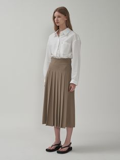 Classic Flowy Pleated Skirt For Formal Occasions, Classic Formal Pleated Skirt, Classic Formal Flowy Pleated Skirt, Classic Flared Pleated Skirt For Daywear, Classic Voluminous Skirt For Workwear, Beige Pleated Lined Skirt For Work, Beige Lined Pleated Skirt For Work, Elegant Pleated Skirt For Workwear, Flared Skirt With Pleated Back For Work