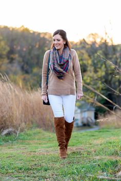 Yes, you can wear white jeans after Labor Day! And here's how... Jeans Boots Outfit, White Jeans Winter, Camel Sweater, White Skinnies, 60's Style, Pullovers Outfit, High Boots Outfit, Old Outfits