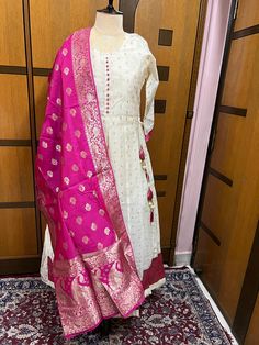 It's 2 piece kurti dupatta set .  Fabric - Khaddi cotton wid banarsi dupatta . Pink Anarkali Dress, Kurti Dupatta Set, Banarsi Dupatta, Kurti Dupatta, Dress Kurti, Pink Anarkali, Kurti Sets, Dupatta Set, Anarkali Dress