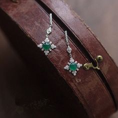 This danity green jade dangle earrings is very stunning and delicate. It's inspired by the shape of snowflake, and the vivid green jade make it unique and special among the snowflake earrings. It's a best gift idea for birthday gifts, engagement gifts, bridesmaid gifts and anniversary gifts. Features: - Made to Order - Material: 925 Sterling Silver with 14K Gold Plated - Color: White Gold - Stone: Natural Green Jade & CZ - Ready to ship in 8 to 12 business days - Each order will be beautifully packaged for gift giving in a jewelry box. Thank you for your time on our store. Hope you like our designs. Find out more about us on: https://www.etsy.com/hk-en/shop/SusannaJewelryDesignReturn and Refund: We don't accept return and refund for solid gold orders and custom orders except for quality pr