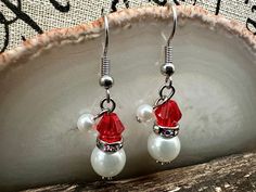 "Super cute Christmas Santa Claus earrings. 1.5\" in length" Christmas Earrings Handmade, Christmas Tree Ornament Crafts, Christmas Beading, Quick Nail Art, Bead Ball, Holiday Earring, Christmas Santa Claus, Jewelry Christmas, Earring Ideas