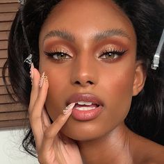 Gold Eyeshadow Looks, Gold Makeup Looks, Romantic Makeup, Mekap Mata, Galaxy Makeup, Bronze Eyeshadow, Gold Eye Makeup, Cute Eyeshadow Looks, Bronze Makeup