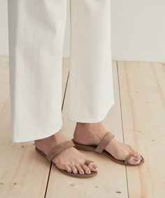 Jenni Kayne Oiled Leather Strap Sandal Taupe Leather Strap Sandals, Shoulder Stretch, Jenni Kayne, Toe Ring, Beach Days, Toe Rings, Strappy Sandals, Strap Sandals, Italian Leather