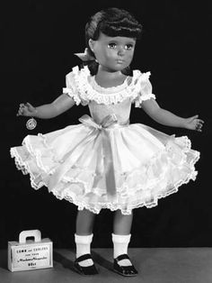 One of the early African-American dolls produced by the Alexander Doll Company Alexander 23, Porcelain Dolls Value, Green Gown, Ethnic Art, Madame Alexander Dolls