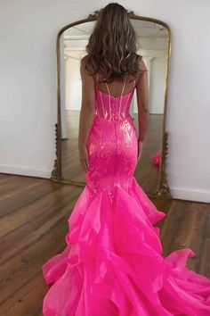 Cette robe de bal rose vif à bretelles spaghetti scintillantes de style sirène PSK568 est parfaite pour faire sensation au bal. La silhouette sirène et les détails scintillants vous feront briller, tandis que la couleur rose vif ne manquera pas de faire tourner les têtes. Démarquez-vous et sentez-vous en confiance dans cette robe de bal scintillante.
 Détail de l'article
 Tissu : dentelle, tulle
 Silhouette:Sirène
 Manches : Sans manches
 Couleur : comme sur l'image, couleur personnalisée
 Détai Hot Pink Prom Dresses, Prom Dress With Ruffles, Hot Pink Prom, Hot Pink Prom Dress, Glitter Prom Dress, Beauty Pageant Dresses, Sparkly Prom Dress, Dream Prom, Pink Formal Dresses