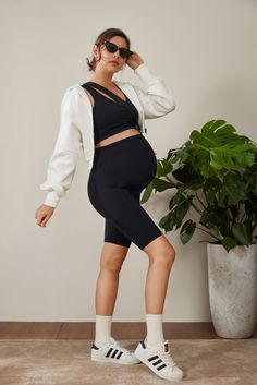 Maternity Fall Outfit - Stretch With You Maternity Bike Short Dobreva® Maternity Workout Outfits, Maternity Workout, Spring Maternity Outfits, Fall Maternity Outfits, Spring Outfit Idea, Spring Maternity, Cycling Short, Ootd Spring, Summer Wardrobe Essentials