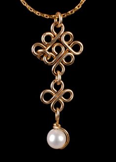 14k GoldFilled Pendant with a fresh water Pearl by meraviloza, $59.00 Anting Manik, Wire Jewelery, Wire Wrapped Jewelry Diy, Bijoux Fil Aluminium, Wire Jewelry Tutorial, Wire Jewelry Designs, Diy Wire Jewelry, Wire Necklace, Wire Work Jewelry