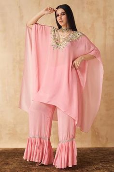 Shop for Sakshi Girri Pink Crepe Printed Kaftan And Sharara Set for Women Online at Aza Fashions Kaftan Outfit, Pink Kaftan, Pearl Mirror, V Neck Kaftan, Printed Kaftan, Printed Embroidery, Pink Giraffe, Silver Lace, Floral Prints Pattern