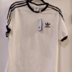 Adidas Original Eb6489 T-Shirt 100% Cotton. Adidas White Crew Neck T-shirt, White Adidas Crew Neck T-shirt, Adidas White Summer Shirt, Adidas White Sporty T-shirt, White Adidas Sporty T-shirt, White Adidas Shirt For Summer, Classic Streetwear Tops With Three Stripes Branding, Classic Tops With Three Stripes Branding For Streetwear, Classic Three Stripes Tops For Streetwear