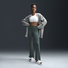 Grounded in style, comfort and versatility, meet our take on luxury loungewear. Ribbed fabric is soft with just the right amount of stretch, while hem vents add a flared look. All that's left to decide is if you're going to pair these leggings with the matching top or style it your way. Green Ribbed Leggings Outfit, Ribbed Leggings Outfit, Legging Nike, Ribbed Flares, Luxury Loungewear, Graphic Leggings, Leggings Nike, Flared Leggings, Leggings Outfit