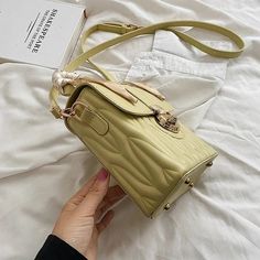 UAKISS - High quality women's bag, fashionable and trendy, versatile one shoulder crossbody bag, large capacity, simple and casualhandbag Retro Shoulder Bag, Floral Bags, Newest Trends, Large Bags, Black N Yellow, Shoulder Bag Women, Straw Bag, Bags Women, Women's Bag