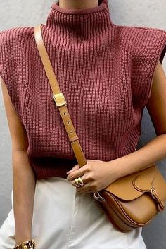 Bank Job, Look Boho Chic, Sleeveless Turtleneck Sweaters, Winter Turtleneck, Polished Casual, Pullover Mode, Sweater Tops, Comfortable Sweater, Sleeveless Turtleneck