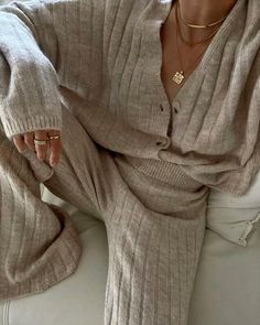 Neutral Loungewear, Casual Neutral Outfits, Cozy Outfit Ideas, Chic Loungewear, Brunch Fashion, Effortless Outfit, Spring Clothes, Chill Outfits, Cute Comfy Outfits