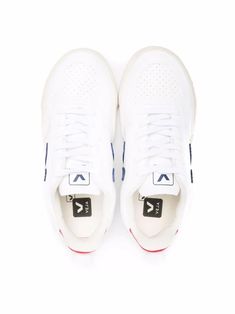 Sneakers con logo Design con inserti color block, logo laterale goffrato, punta tonda, chiusura frontale con lacci e suola piatta. Suola: gomma 100% Fodera: tessuto 100% Esterno: poliuretano 100% White Lace-up Sneakers With Logo Detail, Sporty White Sneakers With Logo, Sports Sneakers With Logo And White Sole, Sporty Lace-up Sneakers With Logo, Lace-up Sports Sneakers With Logo, White Round Toe Sneakers With Logo, White Sneakers With Logo And Round Toe, Sporty High-top Sneakers With Logo Detail And Round Toe, Sneakers With White Sole And Logo For Light Sports