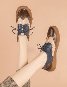 Trendy Lace-up Shoes With Brogue Detailing And Flat Heel, Retro Lace-up Shoes With Brogue Detailing, Retro Brogue Lace-up Shoes With Round Toe, Retro Brogue Oxfords With Round Toe, Trendy Wingtip Oxfords With Brogue Detailing, Retro Oxfords With Brogue Detailing And Round Toe, Style Oxford Shoes, Oxford Shoes For Women, Casual Leather Flats