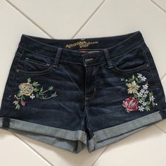 Nwot Denim Shorts W/Embroidered Flower Details And Front & Back Pockets Freshman Outfits, Birthday Inspo, Ripped Shorts, Aj Styles, Freshman Year, Embroidered Shorts, Arizona Jeans, Disney Outfits, Embroidered Flowers