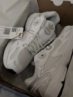 White Gym Shoes Aesthetic, Adidas Gym Shoes, Adidas Sport Shoes, Tenis Aesthetic, Sneakers Aesthetic, Vetements Shoes, Adidas White Sneakers, Shoe Room, Pretty Shoes Sneakers