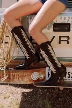 Close-up on Kate! We love her ice grey palm leaf and python stem that make this a statement-making, versitable boot. Miron Crosby, Women's Cowboy Boots, Fashion Cowboy Boots, Custom Boots, Black Luxury, Luxury Women Fashion, Cowboy Boots Women, Boot Brands, Cowboy And Cowgirl