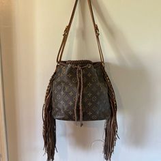 Vintage Boho Bag Louis Vuitton Champagne Bag! In Great Condition! Lightly Used Bohemian Brown Beach Bag With Fringe, Bohemian Brown Bucket Bag With Tassels, Brown Bohemian Bucket Bag, Fringe Louis Vuitton Purses, Louis Vuitton Bag Fringe, Bag Louis Vuitton, Bags Vintage, Louis Vuitton Color, Louis Vuitton Bags