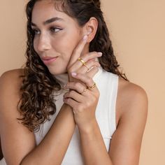 Abrace el encanto del lujo y la elegancia atemporal con el anillo con piedra natal de citrino. Como piedra de nacimiento del mes de noviembre, este anillo irradia una sensación de calidez, prosperidad y abundancia. Las líneas limpias y el perfil minimalista del corte esmeralda crean un aire de sofisticación, convirtiéndolo en el accesorio perfecto tanto para ocasiones informales como formales.



 Material: Plata de Ley 925 sólida de alta calidad

 Acabado: Oro 18K

 Con una piedra preciosa de Elegant Gold Emerald Ring With Round Band, Modern Gold Birthstone Ring With Gemstone, Modern Gold Gemstone Birthstone Ring, Elegant Si Clarity Signet Ring For Promise, 14k Gold Gemstone Birthstone Ring, Timeless Gold Emerald Birthstone Ring, Elegant Gemstone Midi Rings With Open Design, Elegant Gemstone Open Midi Rings, Modern Open Ring Birthstone Ring