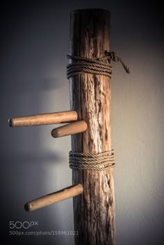 a wooden pole with ropes attached to it