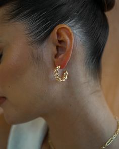 Make a statement with our brand new Linked Up Hoops! Our sleek and modern design is available in silver or gold; pick whichever color suits your look best! Show off your style with these on-trend earrings, and be ready to receive plenty of compliments. EARRINGS FEATURE 18K gold plated or rhodium plating over brass Lead & nickel free Size: 23mm x 8mm Trendy Gold Earrings For Work, Trendy Formal Hoop Earrings, Trend Earrings, Freshwater Pearls Earrings, Pretty Earrings, Moonstone Ring, Opal Necklace, Delicate Necklace, Jewelry Packaging