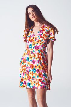 Introducing our Short Dress with Cinched Waist in Multicolor Floral Print, a boho-inspired piece that effortlessly combines style and comfort. This dress features a mini length, perfect for those looking to embrace a flirty and fun look. The vibrant floral print adds a touch of femininity and elegance to the dress, making it a standout piece in your wardrobe. The V-neck neckline enhances your neckline and creates a flattering frame for your upper body. Designed with puff sleeves, this dress adds Floral Print Short Dress, Printed Short Dresses, Estilo Boho Chic, Floral Print Shorts, My Favorite Color, Estilo Boho, Style Boho, Cinched Waist, Belted Dress