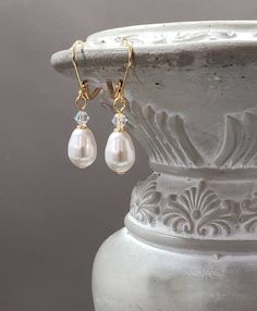 This listing is for a pair of simply chic pearl drop earrings. They feature Swarovski pearls and Swarovski crystals; simple yet stunning. PLEASE NOTE: These are small pearl earrings; the photos are enlarged to show the earring details. Just the right amount of sparkle for a wedding or weekend brunch. For those of you who love historical jewelry and historical costumes, these earrings can multitask. The simple pearl drop earring is period appropriate for Renaissance, Regency, Edwardian, Deco. The Jane Austen Jewelry, Dainty Pearl Earrings, Regency Jewelry, Small Pearl Earrings, Jewelry Mood Board, Teardrop Pearl Earrings, Bridgerton Inspired, Sweet Earrings, Edwardian Jewelry