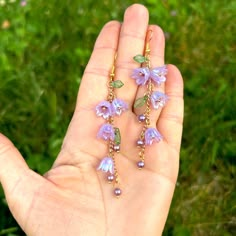 Beautiful handmade lily of the valley earrings , I used the golden chains, pearls and various leaves and head pins Pretty Earing Ideas, Handmade Flower Earrings, Earrings Flower, Beaded Earring Ideas, Lily Of The Valley Earrings, Lily Of The Valley Jewelry, Whimsical Purple Earrings, Shinobu Earrings, Nature-inspired Dangle Flower Earrings