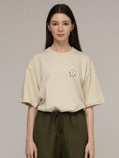 This is a casual and comfortable t-shirt by GRAVER that is made out of high quality and sturdy fabric. With unique design detail and trendy mood, you can style it for your casual and young daily outfit.- Round double ribbed neckline- Urethane graphic print detail- Unisex item Trendy Khaki Crew Neck T-shirt, Trendy Beige Relaxed Fit T-shirt, Beige Cotton T-shirt For Summer, Khaki Graphic Tee For Summer, Summer Graphic Tee In Khaki, Summer Khaki T-shirt With Relaxed Fit, Casual Cream Short Sleeve T-shirt, Trendy Beige T-shirt For Streetwear, Trendy Beige Streetwear T-shirt