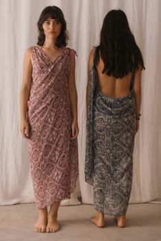 This long sarong with bohemian print in maroon tones on an ecru background will become your best companion this summer.

It has two cuts at the ends that by knotting them become sleeves to wear as a dress.

Comfortable, fresh and light. Winter Pajamas, Dress Comfortable, Winter Set, Bohemian Print, Summer Set, Summer Beach Wear, Sarong, Lingerie, Fresco