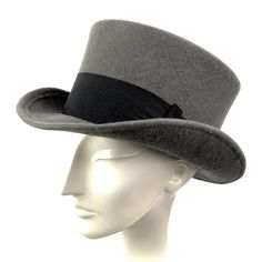 Bridgerton man top hat made of gray wool felt in short crown and embellished with a 50 milimeters wide black grosgrain ribbon. Edwardian topper wool felt  hat ideal for everyday and special occasions such as weddings, cocktails or parties. For man and woman.You can make your hat with your favorite color by choosing it from my Wool felt color card.Measurements in centimeters are 32 x 27. Crown height 11. Brim length 6. These measurements may have some slight variation depending on the size of the Winter Party Top Hat With Flat Brim, Flat Brim Top Hat For Winter Party, Curved Brim Formal Costume Hats For Winter, Elegant Felt Hat For Derby In Winter, Formal Winter Costume Hat With Curved Brim, Winter Formal Costume Hat With Curved Brim, Formal Curved Brim Costume Hat For Winter, Formal Brimmed Top Hat For Winter, Classic Fitted Gray Fedora