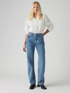 You never thought it was possible, but then it happened: your favorite jeans meet your favorite decade. We designed these 501® '90s jeans with a classic mid-rise and a loose, straight fit with just the right amount of bagginess through the leg. They're the vintage jeans you've always dreamed of finding at the thrift store, but without all the rummaging. Mid-rise with a loose fit that's just right For a slimmer fit, try one size down, and for a less loose fit, try the 501® Original The original b Classic With Natural Essence, Levis Women Outfits, France Packing List, Airport Outfit Winter, Women Work Wear, Outfits For The Office, Jean Levis, Free People Fashion, Preppy Outfit Ideas