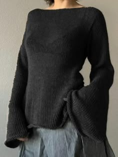 Backless Knitted Sweater, Cute Sweater Shirts, Lose Knit Sweater, Loose Knitted Sweater, Loose Fitted Outfits, Crochet Cropped Long Sleeve, Comfortable Black Outfits, Clubbing Fits Winter, Layered Fashion Women