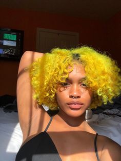 Yellow Curly Hair, Dyed Curly Hair, Dyed Hair Inspiration, Dyed Natural Hair, Pelo Afro, Pretty Hair Color, Hair Dye Colors, Hair Inspo Color