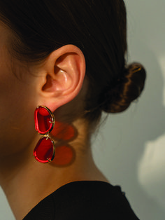 Editor's NotesNew design of sunlighting earring, the best seller of the 'motion of light' collection that reinterprets the movement of light. Purple and red light makes it more elegant.- Unbalance design- profound and mysterious colors- Daily point itemMeasurement (in.)- One size: 1.9*0.7 in / 0.9*0.7 inComposition & Care- 14k Gold plating & light purple / red- Store in a closed zipper bag- Clean with silver cleaner with soft clothDesigner- by 1064STUDIO Red Fusion Style Drop Earrings, Modern Clip-on Earrings For Party, Red Fusion Style Earrings For Party, Modern Clip-on Party Earrings, Modern Party Clip-on Earrings, Red Fusion Drop Earrings, Modern Round Earrings For Evening, Trendy Red Jewelry For Evening, Modern Round Earrings For Party