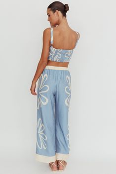 Flower print wide leg pants Elastic waistband High waist Lining Set-Matching top Elevate your spring-summer wardrobe with our must-have Briar wide leg pants. Its graphic floral print and lightweight fabric make it perfect for a casual walk or hosting a backyard barbecue. Effortlessly versatile, style these pants with the matching top to dress with ease or mix and match for endless possibilities. This is the ultimate companion for sunny days and breezy evenings. MODEL INFO Model is wearing size X Wide Leg Pants Beige, Facebook Icons, Graphic Floral, Twitter Icon, Printed Wide Leg Pants, Backyard Barbecue, Iron Material, Instagram Icons, Matching Top