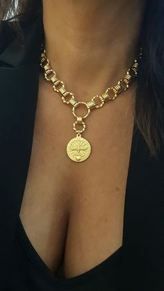 "♦ hoops links necklace, made of gold 24 K plated brass in very high quality with a coin pendant, the beautiful necklace is full of presence and suitable for any occasion. SIZA: length 13.8 inch (35 cm) up to 19.8inch ( 50 cm) wide chain 0.47\" (1.2 cm) pendant width: 1.18\" (3cm) ♦ This piece of jewelry is perfect as a gift for yourself, for a friend, wedding day, Valentine's day or a birthday. ♦ The jewel will be sent by registered mail (to some countries also includes a tracking number), more Chunky Gold Necklace, Layered Coin Necklace, Chunky Gold Necklaces, Silver Coin Necklace, Floral Statement Necklace, Eagle Necklace, Gold Coin Necklace, Necklace Chunky, Neck Jewellery