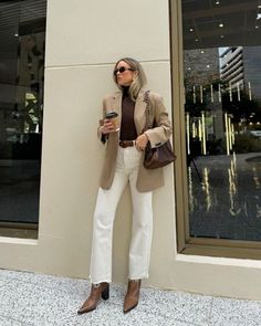 Look com blazer, calça off white e bota marrom Mode Tips, Looks Pinterest, Outfit Chic, Corporate Outfits, Looks Street Style, Stylish Work Outfits, Outfits For Women, Looks Chic, Blazer Outfits