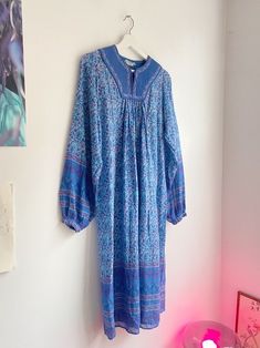 Vintage 1970 cotton dress from Pakistan. With angel sleeves. Made of 100% cotton. Has a padded neckline. In a very good vintage condition, no stains and no flaws.  size S - measured flat  - armpit to armpit: 47cm shoulder to shoulder: 34,5cm Length: 105cm Bedankt voor uw bezoek aan mijn winkel <3 { Lees dit voordat u gaat winkelen } - Houd er rekening mee dat u een vintage aankoop koopt, kledingstukken zullen niet zo nieuw zijn, maar ik controleer elk item zeer goed. Grote gebreken worden altijd Bohemian Block Print Tunic Maxi Dress, Bohemian Flowy Block Print Dresses, Flowy Bohemian Block Print Dresses, Traditional Flowy Boho Dress With Boho Print, Bohemian Block Print Maxi Dress For Festival, Long Sleeve Bohemian Dress With Paisley Print, Bohemian Long Sleeve Batik Maxi Dress, Long Sleeve Boho Dress With Paisley Print, Bohemian Cotton Boho Dress For Festival