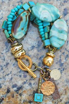 Capri Bracelet: Beautiful Turquoise, Blue Agate, Glass and Gold Charm Bracelet Collar Hippie, Blue Agate Stone, Gallery Jewelry, Diy Collier, Wearable Art Jewelry, Artisan Bracelets, Bracelet Love, Color Jewelry, Gold Charm Bracelet