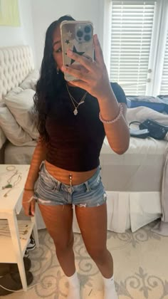 Shorts Ideas Outfit, Wide Chest Outfits, High School Outfits Shorts, Baddie Outfits With Shorts, Denim Shorts Outfit Baddie, Jean Shorts Outfit Baddie, Baddie Shorts Outfit, Cute Shorts Outfits For School, Short Sleeve Outfits For School