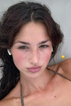 Bare Skin Aesthetic, Simple Sunkissed Makeup, Sunburn Aesthetic Face, Sunkissed Skin Aesthetic, Bare Face Girl, Cute Freckles Aesthetic, Sunburnt Makeup Look, Beauty Mark Aesthetic, Bare Face Aesthetic