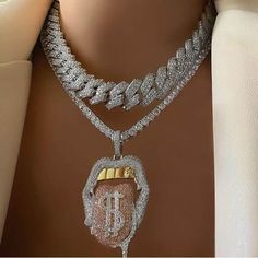 Iced Out Collier ras de cou cubain Miami deux tons large La saison bling est arrivée et il est temps pour vous de montrer la vôtre. Impressionnez tout le monde avec ce collier orné de cristaux de 41 cm. Superposez-les pour des effets encore meilleurs. Manutention et entretien du matériel Chaque pierre est soigneusement sertie à la main par un bijoutier professionnel et crée une perspective glacée totale. Entretien des bijoux: veuillez éviter tout contact direct avec l'eau, la transpiration et le Expensive Jewelry Luxury, Bling Necklace, Tennis Chain, Jewelry Accessories Ideas, Dope Jewelry, Girly Accessories, Jewelry Fashion Trends, Jewelry Luxury, Expensive Jewelry