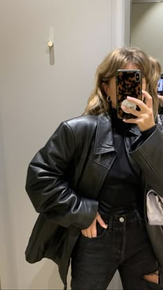 All-black + leather jacket Adrette Outfits, Looks Party, Graduation Outfit, Winter Fits