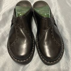 New In Box Clarks Black Clog Shoes. Size 6m Black Slip-resistant Clogs For Outdoor, Black Leather Lined Slip-on Clogs, Comfortable Non-slip Black Clogs, Cheap Non-slip Black Clogs, Black Slip-on Clogs With Buckle Closure, Black Clogs, Womens Clarks, Clarks Shoes, Clogs Shoes